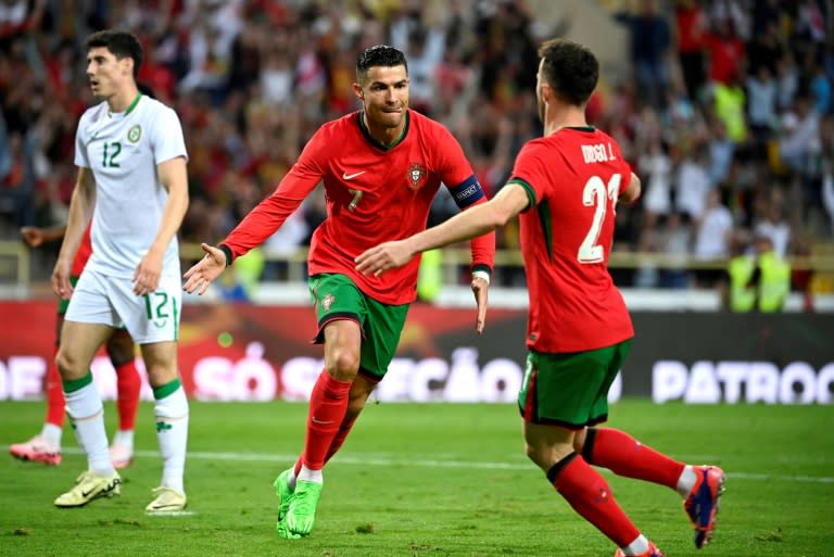 El delantero portugués Cristiano Ronaldo celebra su segundo gol marcado con Portugal junto a su compañero Diogo Jota durante el amistoso Portugal-Irlanda en el estadio Municipal de Aveiro (Portugal), el 11 de junio de 2024 (MIGUEL RIOPA)