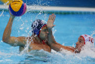 L'Américain Tim Hutten se prend une belle manchette de la part du Monténégrin Boris Zlokovic, lors d'un match de poule du groupe B en water polo.