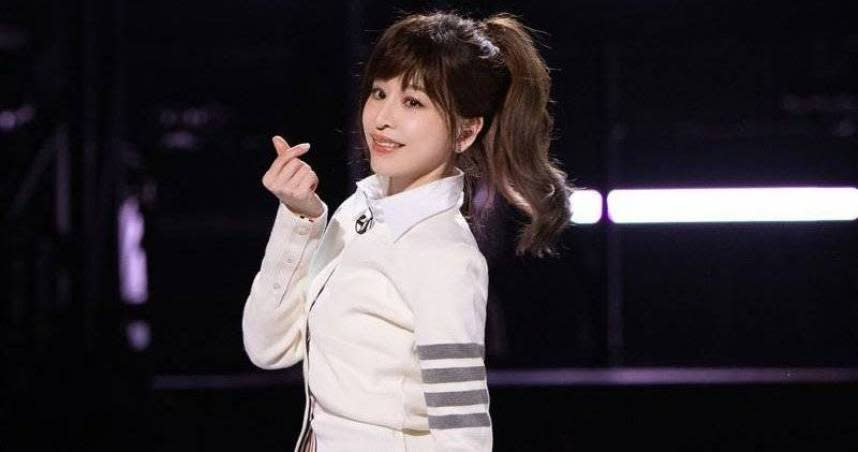 王心凌在中國大陸的綜藝節目，重新演唱當年經典神曲。（圖／翻攝自微博）