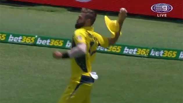 The yellow floppy gets tangled in Richardson's throwing arm. Image: Channel 9