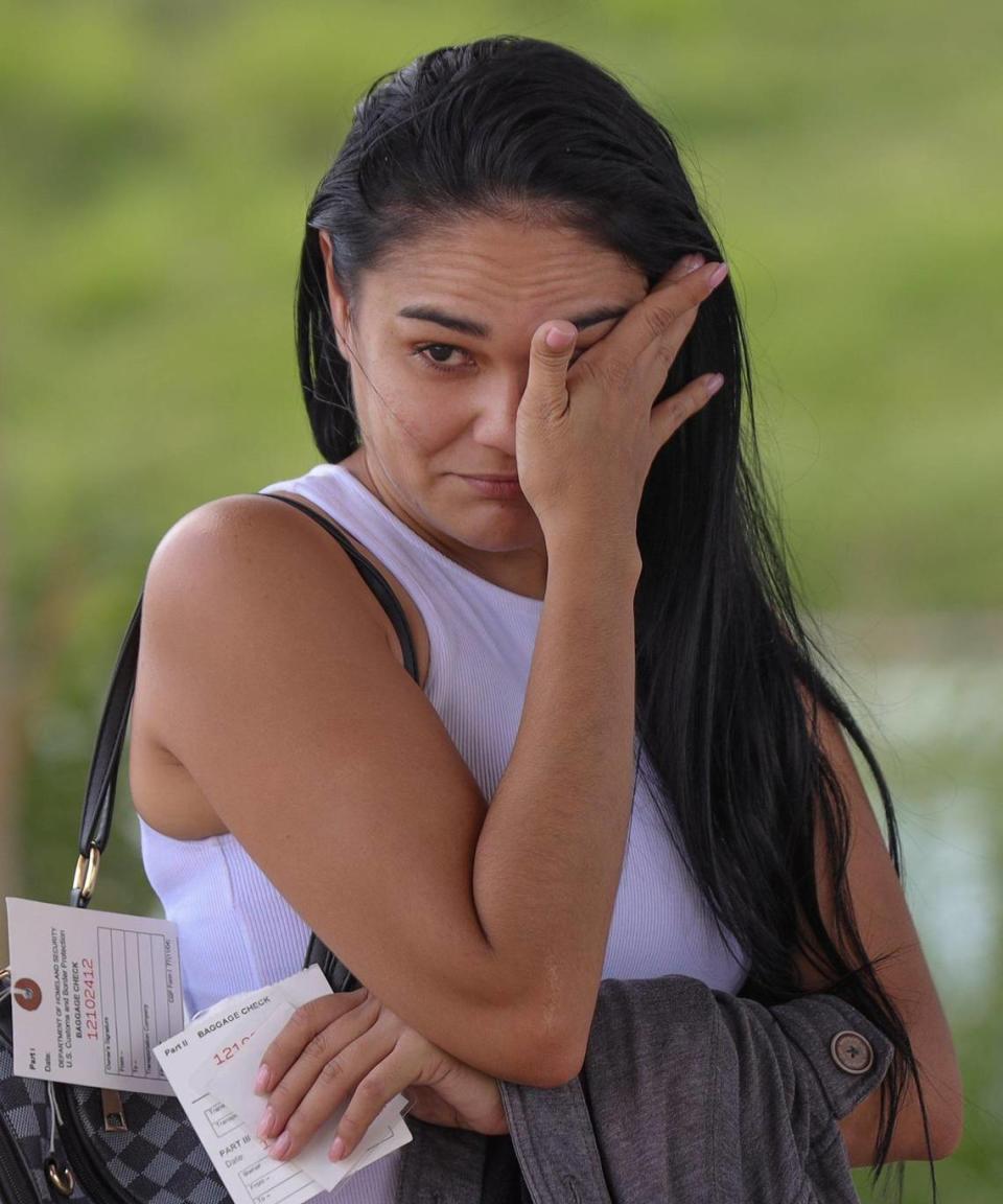 La migrante Sonia, de 30 años, se seca las lágrimas en Eagle Pass mientras recuerda cómo dejó a su hijo en Venezuela con la esperanza de lograr una vida mejor para los dos. Carl Juste/cjuste@miamiherald.com