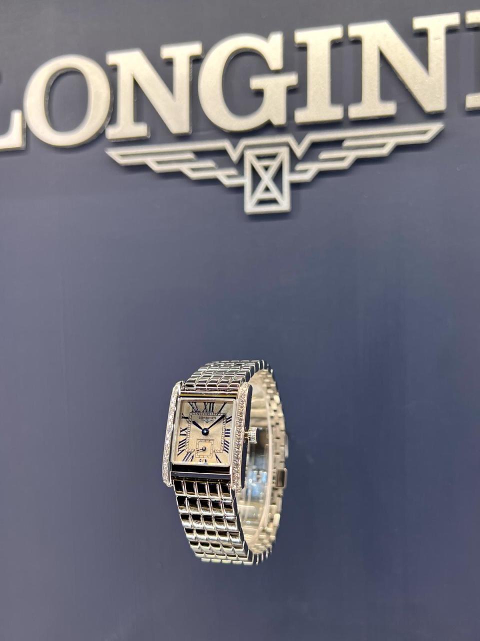 LONGINES Mini DolceVita 從經典長方形錶款DolceVita演化而來，錶殼尺寸21.5毫米 X 29毫米，鑲鑽腕錶提供三種新式面盤搭配不鏽鋼鍊帶，以及四款彩色高級鱷魚皮革錶帶，整體多達11種錶款可供選擇。設計來自於1920年代浪琴古董錶，並呼應當時的Art Deco裝飾藝術風格，尤其全新鍊節設計有如珠寶飾品，也大幅提升浪琴的品牌定位。 功能：時、分指示 機芯：石英機芯 定價：約NT$131,300（不鏽鋼鍊帶鑲鑽款）；約NT$62,900（不鏽鋼鍊帶無鑽款）