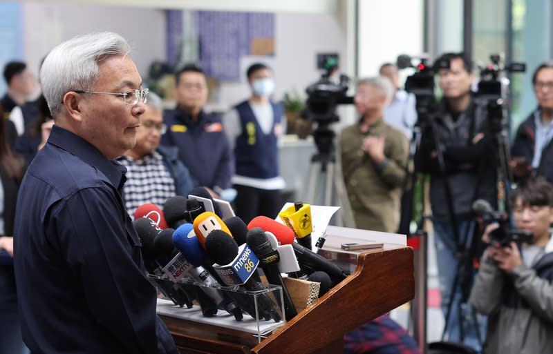 兒福聯盟社工遭上銬爭議  張榮興說明 台北市政府警察局日前至兒福聯盟拘提陳姓社工，因 解送北檢複訊過程中曝露戒具並遭媒體拍攝，引發各 界對於警方使用警械涉違反比例原則的質疑。台北市 警局長張榮興（前左）13日下午舉行記者會說明，並 表示將加強警員訓練。 中央社記者趙世勳攝  113年3月13日 