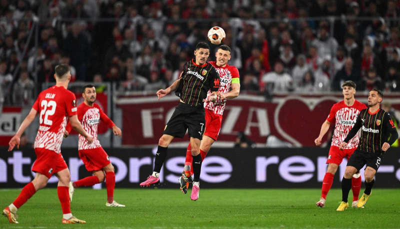 Lens' Florian Sotoca (Center L) and Freiburg's Maximilian Eggestein battle for the ball during the UEFA Europa League soccer match between SC Freiburg and RC Lens at Europa-Park Stadium. Harry Langer/dpa