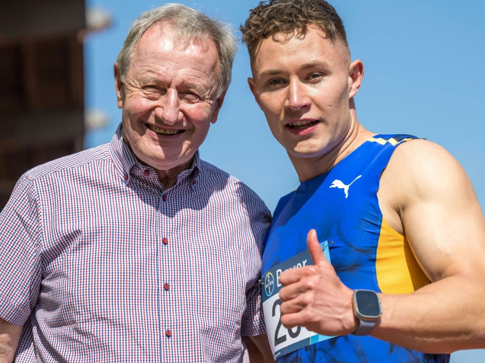 DBS-Präsident Friedhelm Julius Beucher mit Felix Streng (IMAGO/BEAUTIFUL SPORTS/Oliver Kremer)