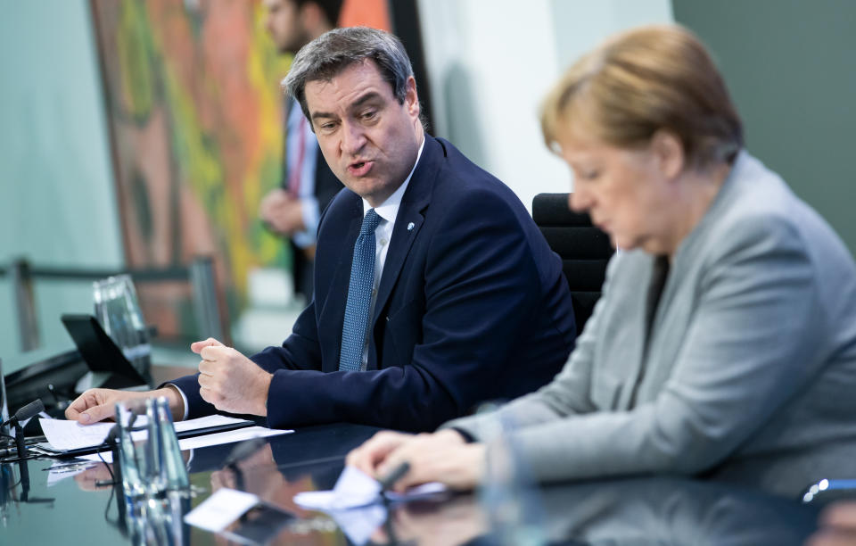 Kein Grund, zerknirscht dreinzublicken: Markus Söder (links, CSU) und Bundeskanzlerin Angela Merkel (CDU) können sich laut Deutschlandtrend über hohe Zustimmungswerte in der Bevölkerung freuen. Foto: Bernd von Jutrczenka / dpa Pool / dpa