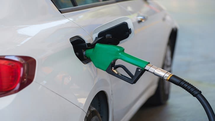 <em>Biodiesel digunakan sebagai energi alternatif pengganti Bahan Bakar Minyak untuk jenis diesel/solar. Sumber:</em><a href="https://www.pexels.com/photo/gas-pump-nozzle-in-the-fuel-tank-of-a-white-car-refuel-12377482/" rel="nofollow noopener" target="_blank" data-ylk="slk:Pexels – Engin Akyurt" class="link "><em> Pexels – Engin Akyurt</em></a>