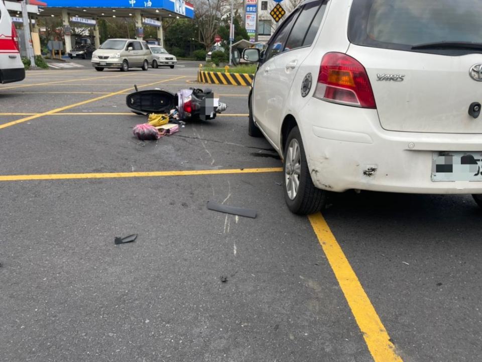 又是酒駕所惹的禍，一名謝姓男子駕駛自小客迴轉時，不慎與機車碰撞，致陳姓女騎士倒地受傷，謝男酒測值超標。（警方提供）