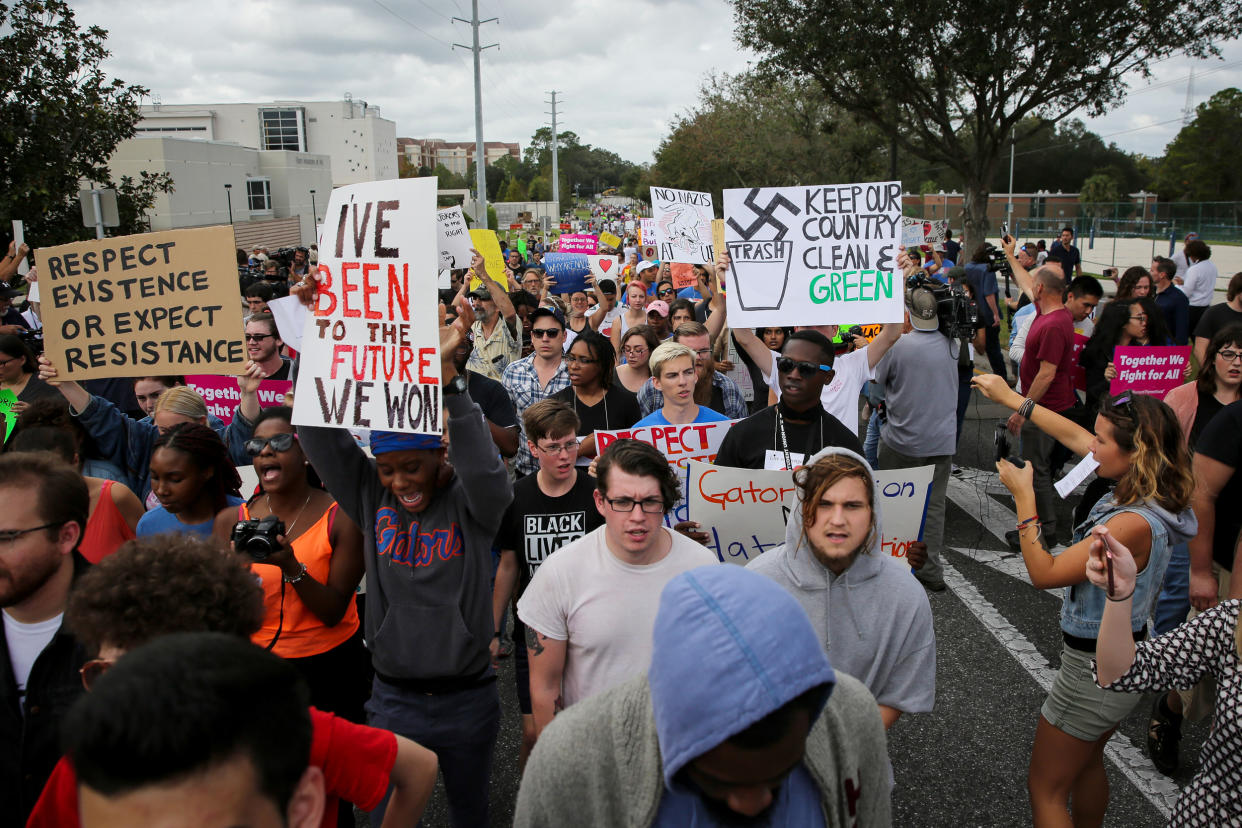 Spannungsgeladene Begegnung: In Gainesville kam es in der Menge der Demonstranten zu einer außergewöhnlichen Szene. (Bild: dpa)