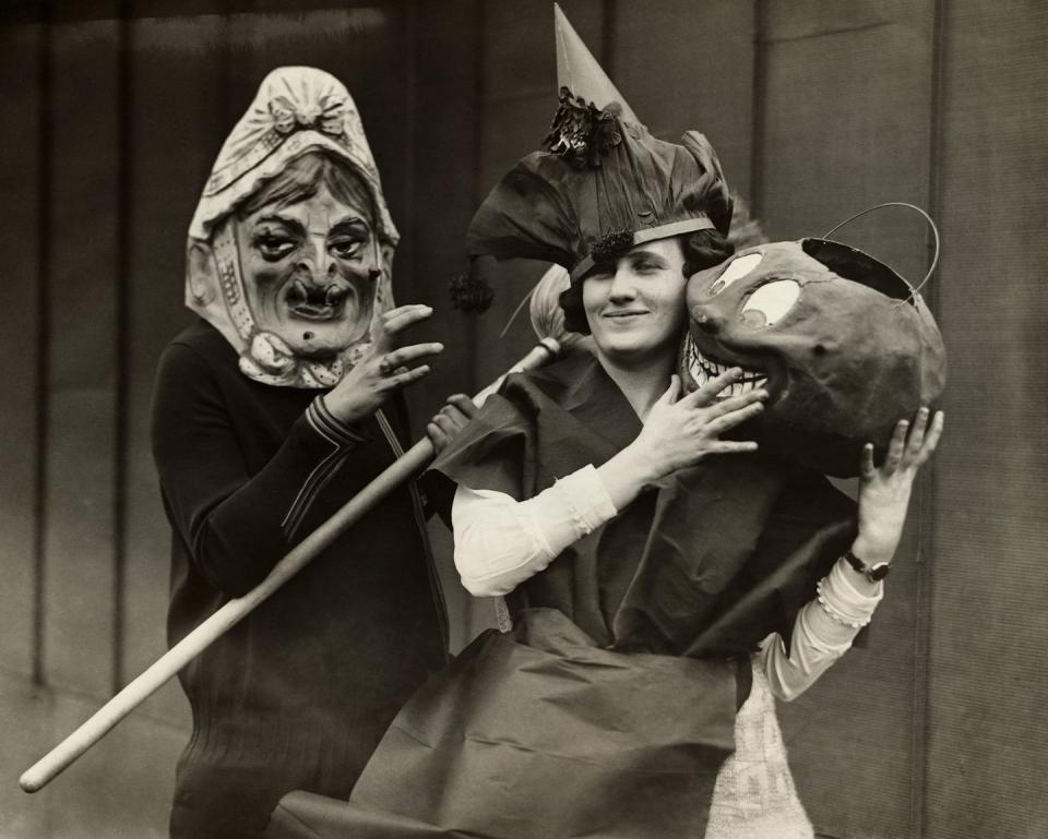 23 Creepy Vintage Halloween Photos That Are Absolutely Haunting