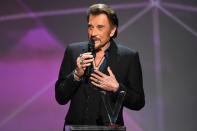 Parmi les confidences faites sur l'histoire entre Johnny Hallyday et Catherine Deneuve, Gilles Lhote se laisse aller à quelques confidences, notamment sur les faux reportages qu'il a pu monter en collaboration avec le rockeur : "Ça fait 10 ans que je te suis pour Paris Match. J'ai connu Babeth, Gisèle Galante, Leah, Linda Hardy, Adeline, Karine, Laeticia. Ensemble, nous avons monté des coups, des fausses paparazzades pour les rendre jalouses." Une preuve que le rockeur était prêt à tout pour attirer l'attention : celle du public comme celle des femmes de sa vie. (Photo by BERTRAND GUAY/AFP/Getty Images)