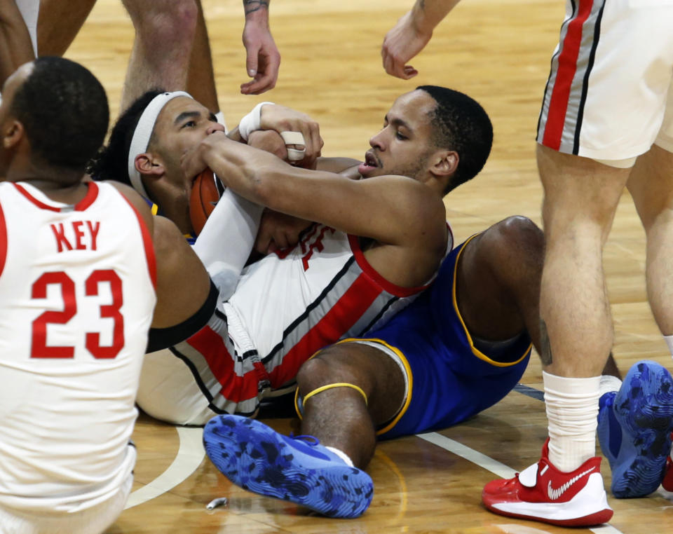 Ohio State guard CJ Walker, right, and Morehead State forward Johni Broome wrestle for the ball during the first half of an NCAA college basketball game in Columbus, Ohio, Wednesday, Dec. 2, 2020. (AP Photo/Paul Vernon)