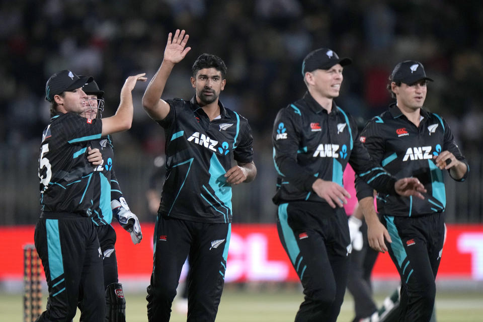 New Zealand's Ish Sodhi, second left, celebrates with teammates after taking the wicket of Pakistan's Usman Khan during the third T20 international cricket match between Pakistan and New Zealand, in Rawalpindi, Pakistan, Sunday, April 21, 2024. (AP Photo/Anjum Naveed)