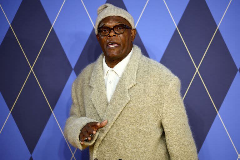 El célebre actor estadounidense Samuel L. Jackson posa en el photocall de Argylle para la prensa. Más descontracturado, optó por una camisa blanca, un saco color crudo y un gorro de lana para proteger su cabeza del frío