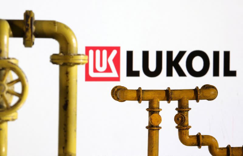 FOTO DE ARCHIVO. Imagen de ilustración de un modelo de gasoducto de gas natural junto al logo de Lukoil