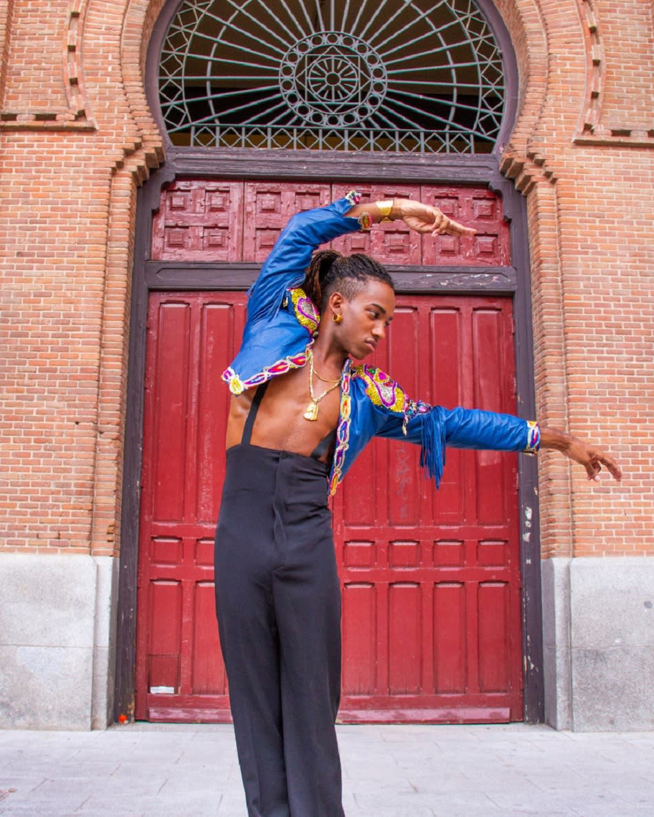 En su cuenta de Instagram también se define como bailarín, algo que demuestran sus numerosas fotos y vídeos. Parece que sus raíces españolas han sido una gran influencia en su carrera artística, ya que es aficionado al flamenco. (Foto: Instagram / <a href="https://www.instagram.com/p/B4ic3zej8yz/" rel="nofollow noopener" target="_blank" data-ylk="slk:@olddsimao;elm:context_link;itc:0;sec:content-canvas" class="link ">@olddsimao</a>)