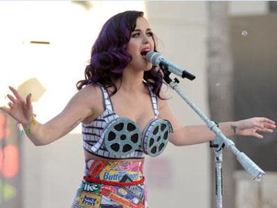 Katy Perry closes down Hollywood Blvd