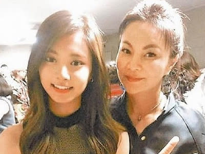 Tzuyu's mother flies to Korea for a visit