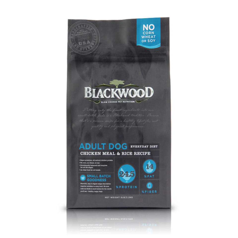 【BlackWood柏萊富】特調成犬活力（雞肉+糙米）30磅，原價2906元，8折特價2325元。（圖取自Yahoo奇摩購物中心）