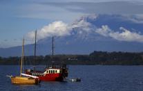 Este es el tercer pulso eruptivo que registra el volcán desde que entró en actividad la semana pasada, tras permanecer dormido por casi medio siglo y despertar con una inesperada expulsión de cenizas y nubes de 17 kilómetros de altura que llegó hasta territorio argentino. REUTERS/Ivan Alvarado