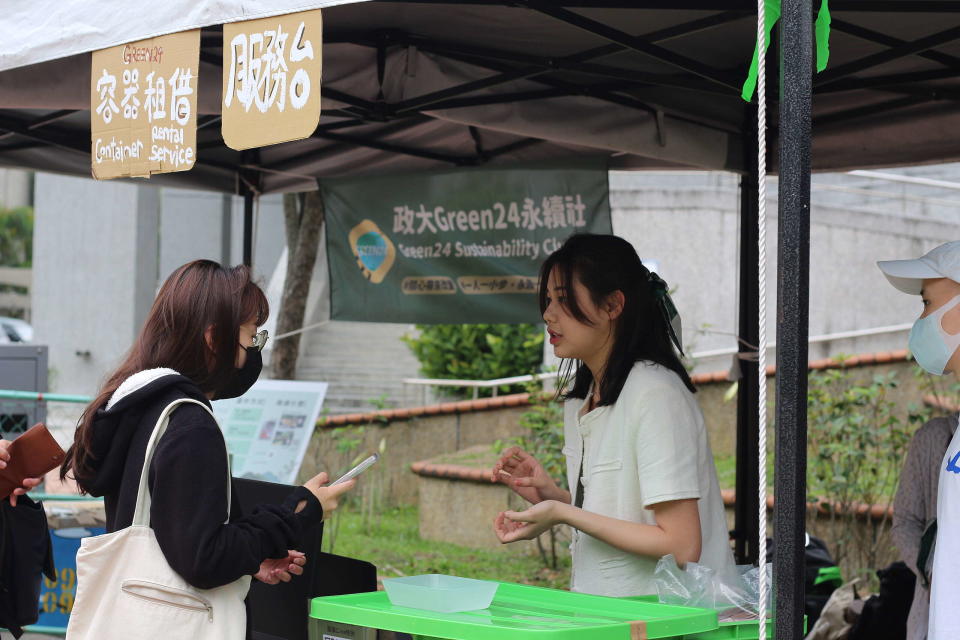 穀雨市集提供免費租借環保容器的服務，同時積極向學生倡議無塑的理念。