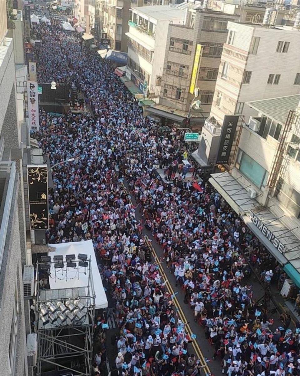 民眾黨總統候選人柯文哲在臉書PO出空拍圖，只見人潮將整條馬路擠的水泄不通，展現翻轉台南氣勢。（摘自柯文哲臉書／楊亞璇台北傳真）