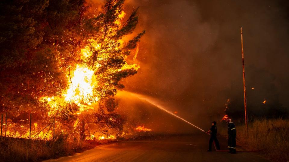 Einen gewaltigen Brand im Norden Athens konnte  die Feuerwehr bis zum frühen Abend nicht unter Kontrolle bringen.