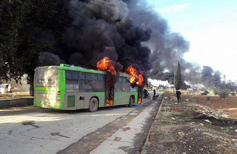 Suspenden evacuación de civiles en Alepo por ataques, según ONG