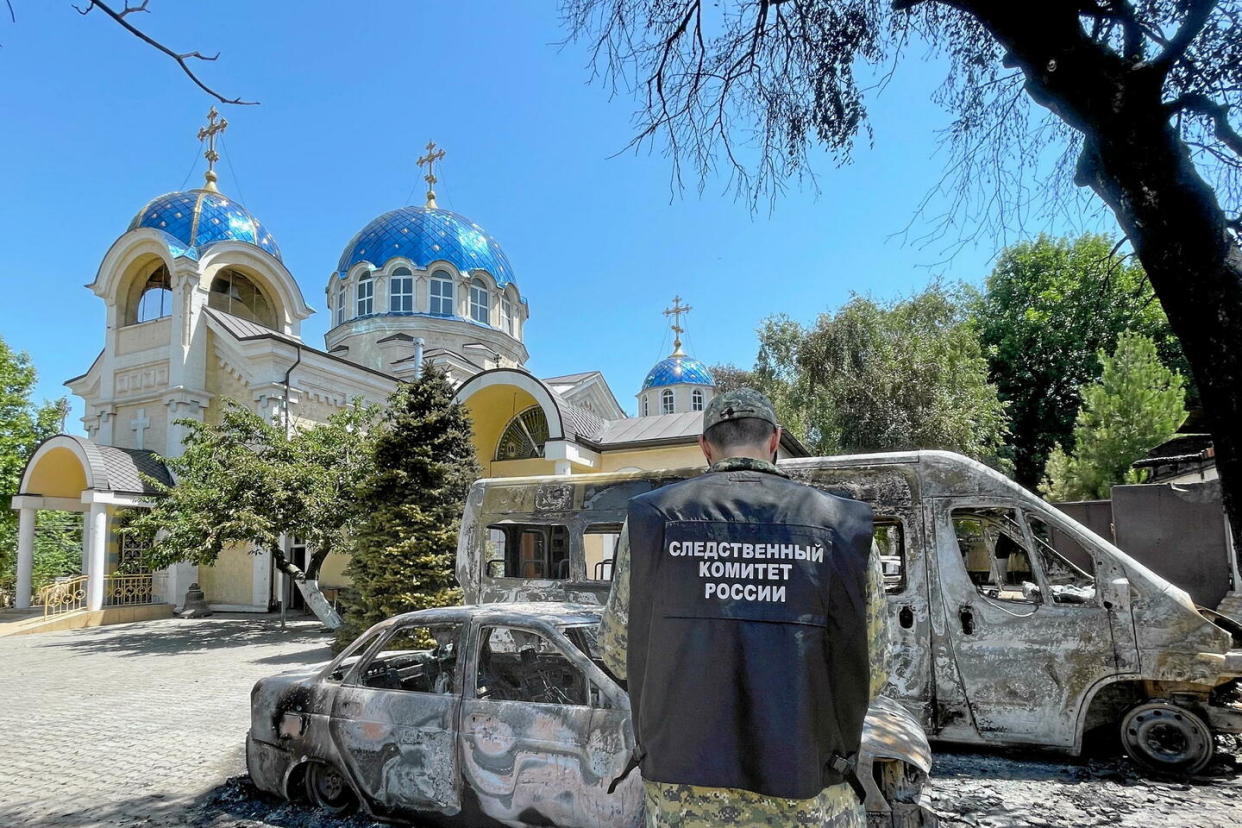 Un employé du comité d'enquête russe devant l'une des deux églises orthodoxes endommagées lors de l'attaque terroriste du 23 juin 2024 à Makhatchkala, dans le Daghestan.  - Credit:Tass / Tass/ABACA