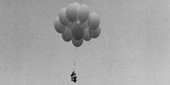 100 globos de helio, una silla y ¡a volar!