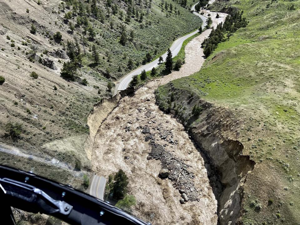 Destrozoso causados en una carretera por fuertes inundaciones en el acceso norte al Parque Nacional de Yellowstone en Gardiner (Montana) el 13 de junio del 2022. (Doug Kraus/National Park Service vía AP)