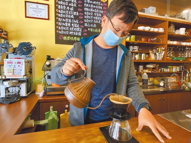 嘉義市衛生局輔導咖啡店家做好衛生食安規範，業者戴口罩沖泡咖啡。（廖素慧攝）