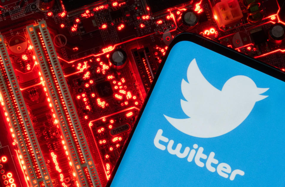 Uno smartphone con il logo di Twitter è posizionato sulla scheda madre di un computer, mostrato in questa illustrazione scattata il 23 febbraio 2023.  REUTERS/Dado Ruvic/Illustrazione