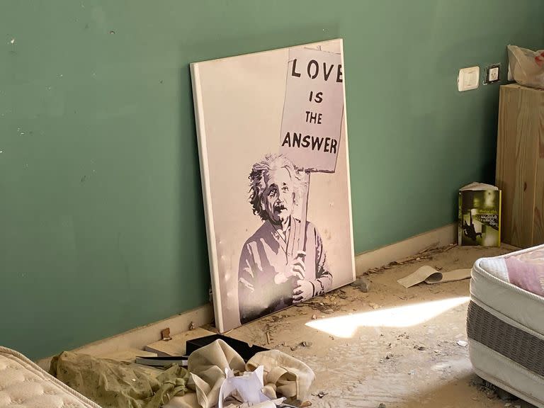 El cuadro abandonado en el suelo con un póster con Albert Einstein 