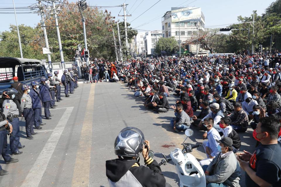 I manifestanti continuano a riunirsi nonostante il divieto di raduni pubblici imposto lunedì 8 febbraio dal nuovo governo militare (AP Photo)