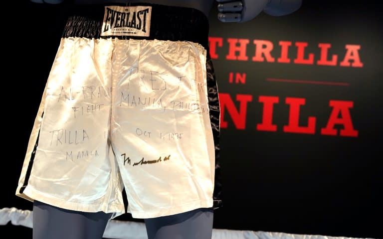 Le short porté par la légende de la boxe Mohamed Ali lors de son match victorieux contre Joe Frazier aux Philippines en 1975, exposé lors d'une vente aux enchères consacré au sport dans les locaux de Sotheby's à New York, le 4 avril 2024 (TIMOTHY A. CLARY)