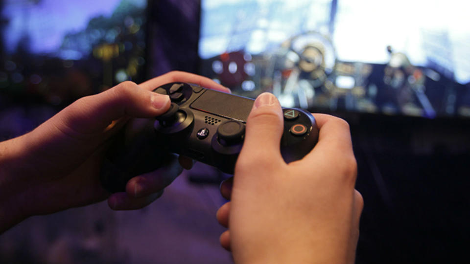 Un ‘gamer’ juega con su videoconsola. (Foto: Ina Fassbender / Reuters).