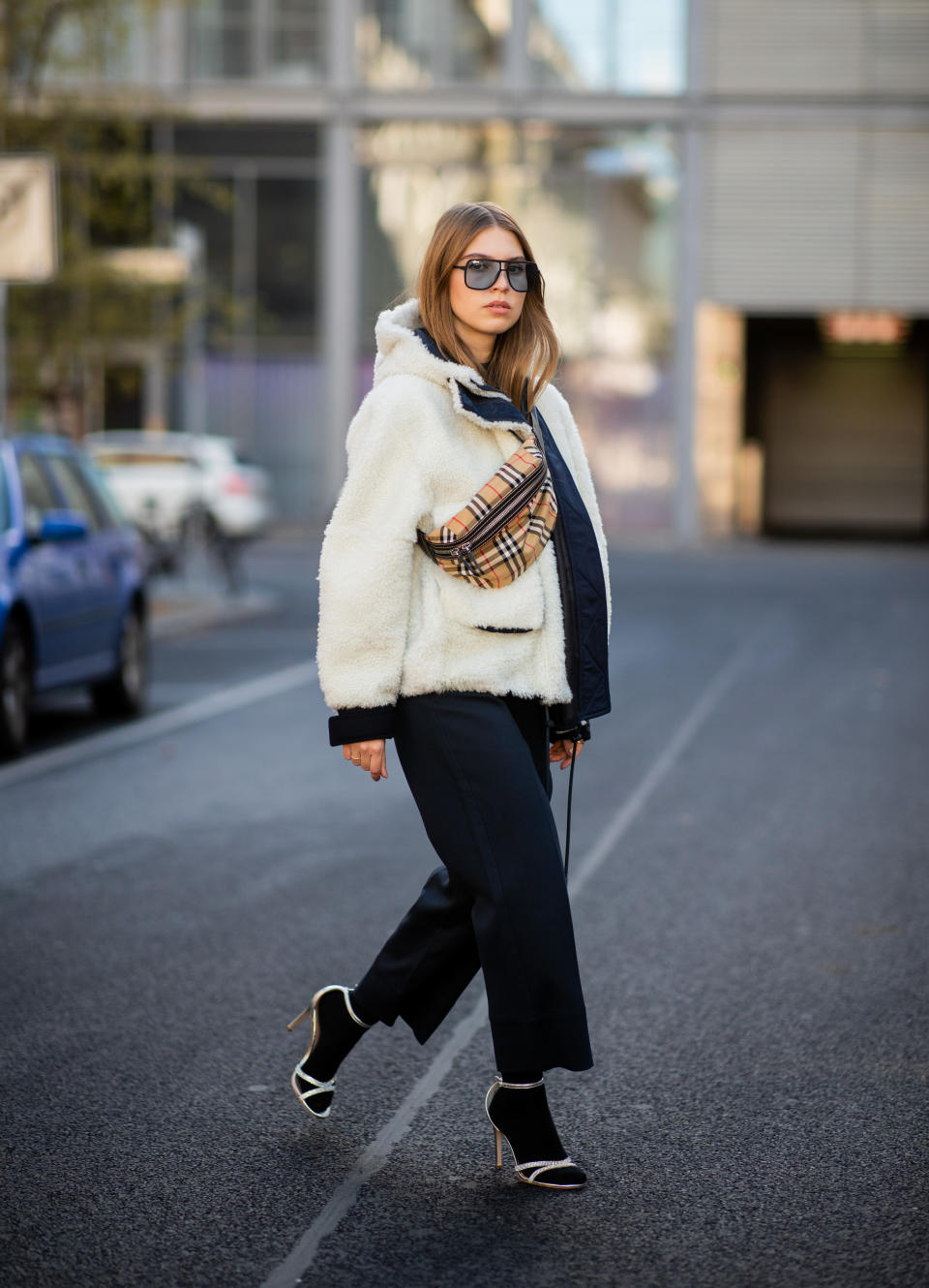 <p>Wer im Herbst keine Lust auf Stiefel hat, trägt seine Sommer-Sandalen einfach mit Socken weiter. Je auffälliger die Schuh-Socke-Kombination ist, desto besser. (Bild: Getty Images) </p>