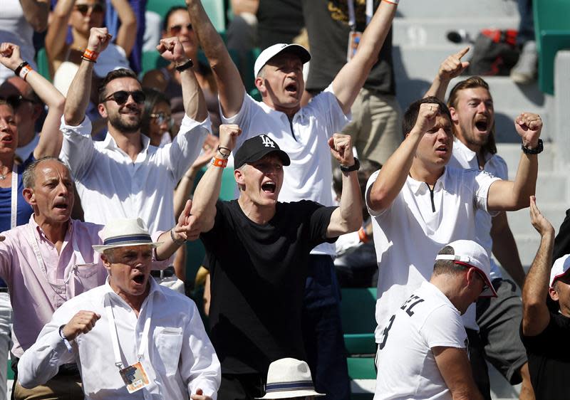 El novio de la tenista serbia Ana Ivanovic, el futbolista alemán Bastian Schweinsteiger (c), observa a su novia durante el partido de semifinales de Roland Garros disputado ante la checa Lucie Safarova en París, Francia, 4 de junio de 2015. EFE/YOAN VALAT