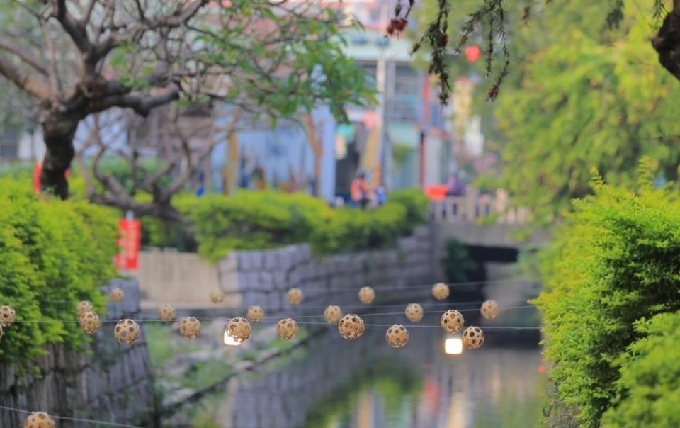 高雄「鳳山中華商圈」在曹公圳步道舉辦主題市集。（記者許正雄攝）