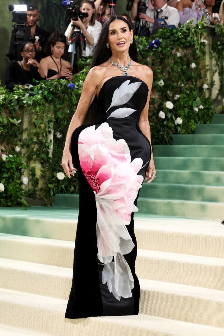 Demi Moore y un deslumbrante vestido asimétrico