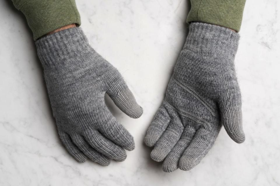 Touchscreen gloves