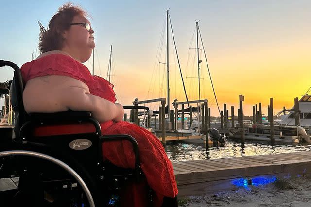 <p>Instagram/queentammy86</p> Tammy Slaton watching the sunset by the water in her wheelchair