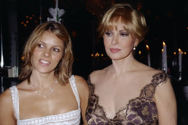 Raquel Welch and daughter Tahnee attending opening night party for Raquel's play "Victor/Victoria" at Tavern on the Green in New York City<p><a href="https://www.gettyimages.com/detail/97348977" rel="nofollow noopener" target="_blank" data-ylk="slk:New York Daily News Archive/Getty Images;elm:context_link;itc:0;sec:content-canvas" class="link ">New York Daily News Archive/Getty Images</a></p>