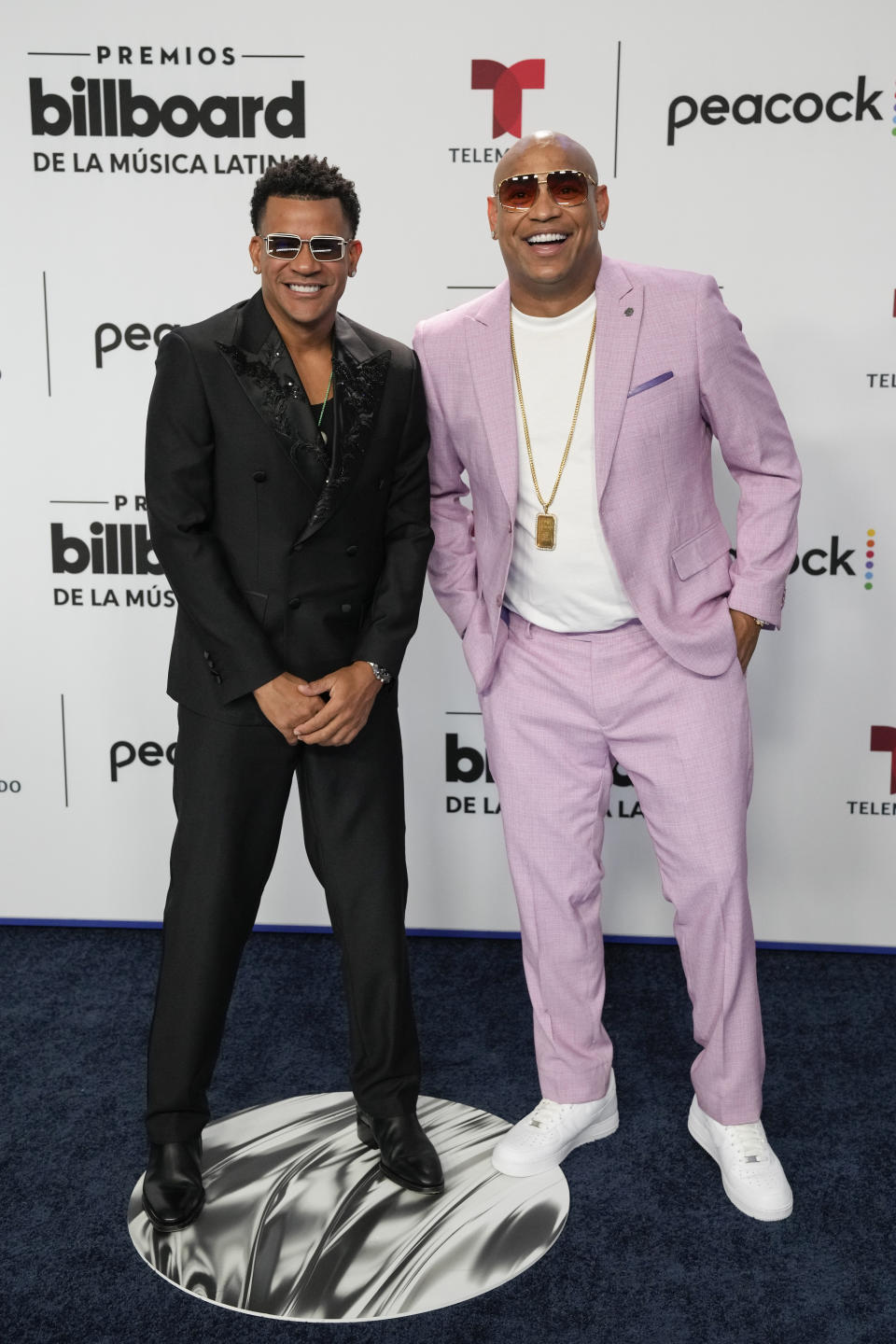 ARCHIVO - Randy Malcolm Martínez, izquierda, y Alexander Delgado del dúo cubano Gente de Zona llegan a la alfombra azul de los Premios Billboard de la Música Latina en Coral Gables, Florida, el jueves 5 de octubre de 2023. Gente de Zona lanzó su álbum "Demasiado" el 18 de abril de 2024. (Foto AP/Rebecca Blackwell, archivo)