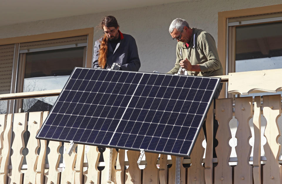 Nicht nur Menschen mit einem Eigenheim und dem sonnigen Dach können eigenen Strom produzieren. Auch Mieterinnen und Mieter mit günstig gelegenen Balkonen. - Copyright: Astrid860/Getty Images