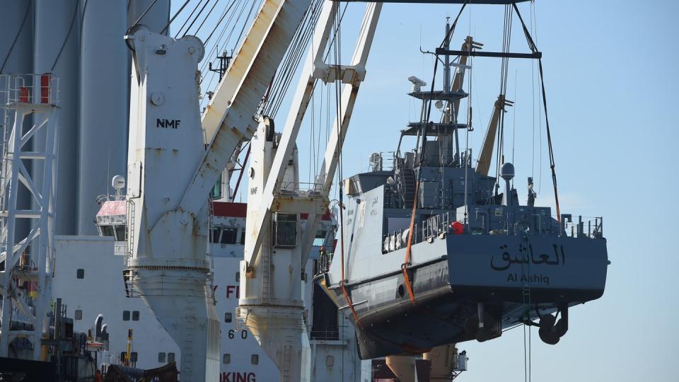 Ein Küstenschutzboot für Saudi-Arabien wird 2018 in Sassnitz in Mecklenburg-Vorpommern  auf ein Transportschiff verladen. Foto: Stefan Sauer