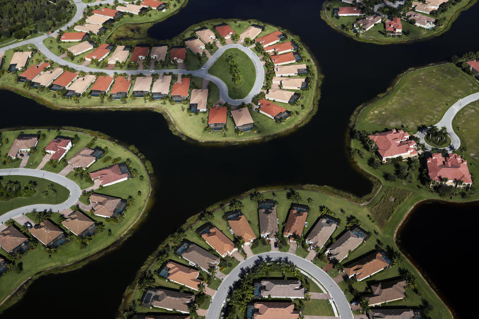 En esta imagen, tomada el 24 de octubre de 2019, vista aérea de una urbanización en los humedales de Everglades, cerca de Naples, Florida. (AP Foto/Robert F. Bukaty)