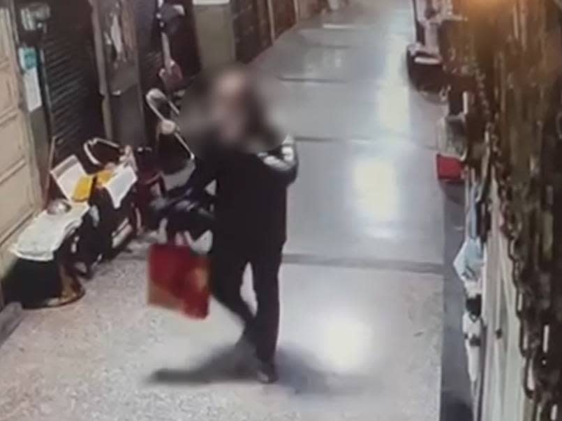 吳男涉嫌凌晨侵入一家珠寶店行竊，被周邊攝影機拍到。（記者葉進耀翻攝）
