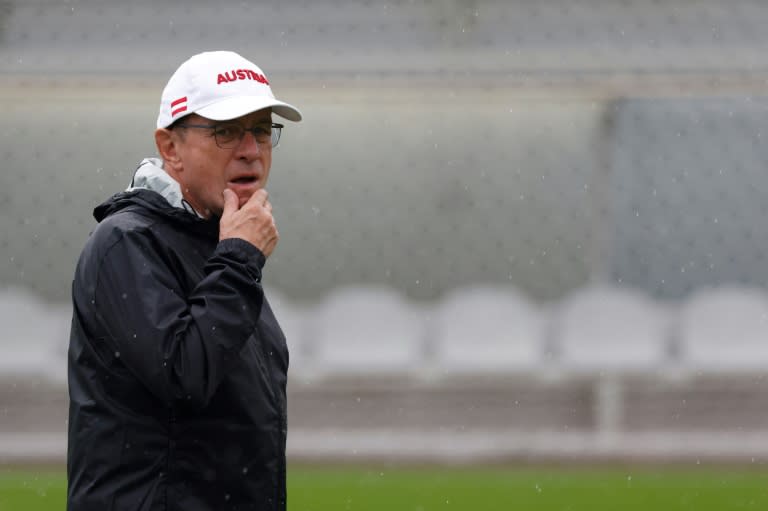 El seleccionador de Austria Ralf Rangnick dirige la sesión de entrenamiento previa al duelo de octavos de final de la Eurocopa de Alemania contra Turquía, en el campo base situado en Berlín el 1 de julio de 2024 (Odd ANDERSEN)